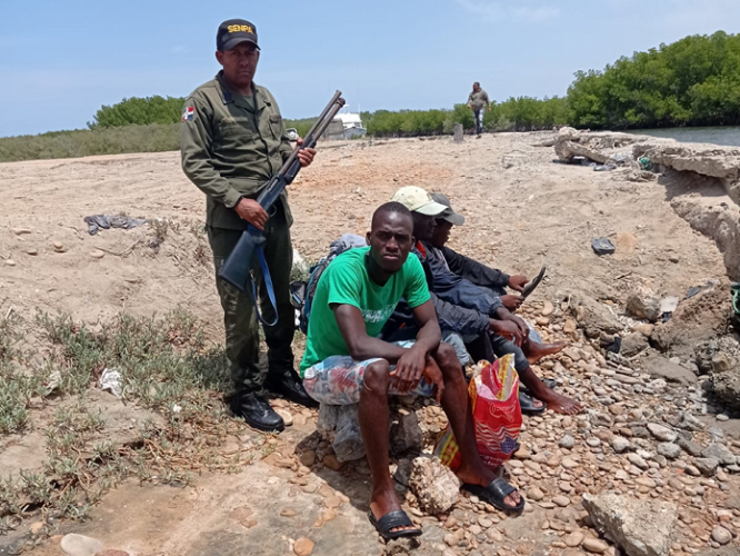 Interceptan embarcación haitiana que práctica pesca ilegal en RD Las