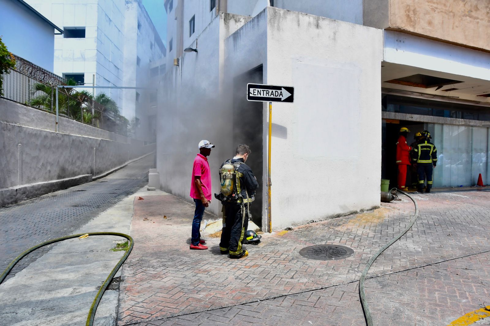 Incendio en Plaza Naco hombre se habría lanzado de una segunda planta