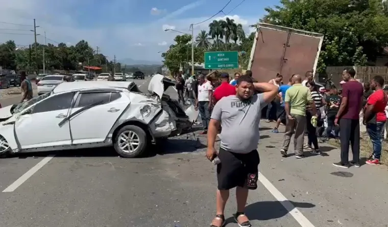 Dos personas quedan atrapadas en un vehículo durante accidente de