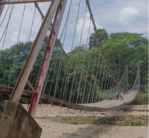 Las Lluvias Provocan El Colapso De Un Puente Que Une Dos Regiones En El