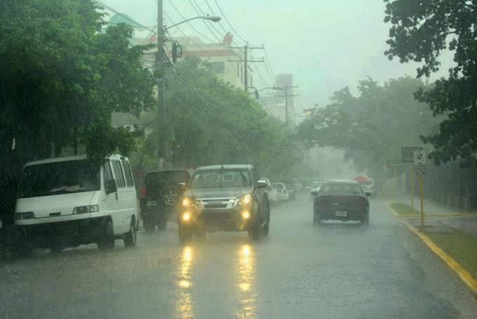 Vigilan zona de aguacero con 70% de convertirse en ciclon tropical; mantienen alerta