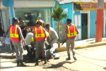 Resultado de imagen para Video muestra maltrato policial contra ciudadano en San Juan
