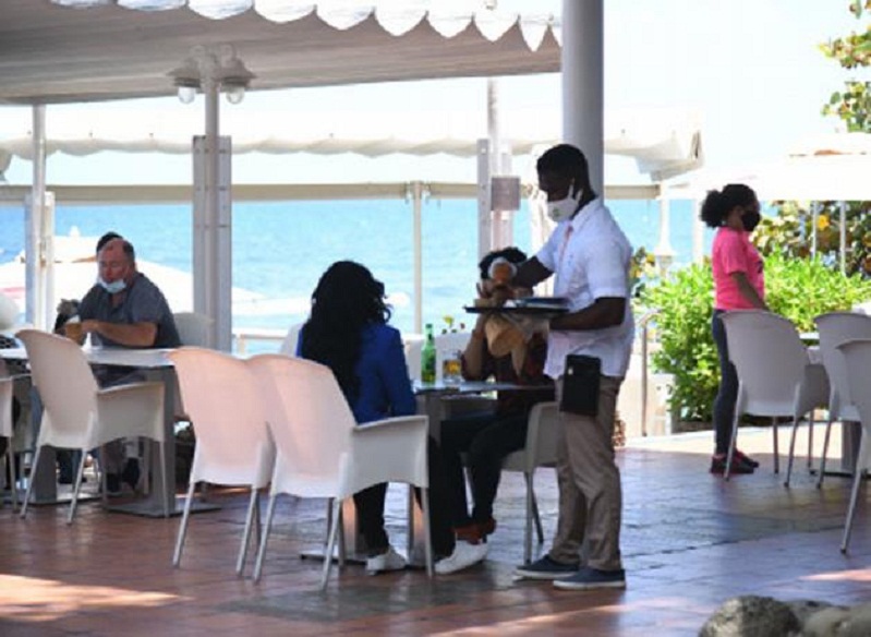 Los restaurantes abren y siguen protocolos de otros países
