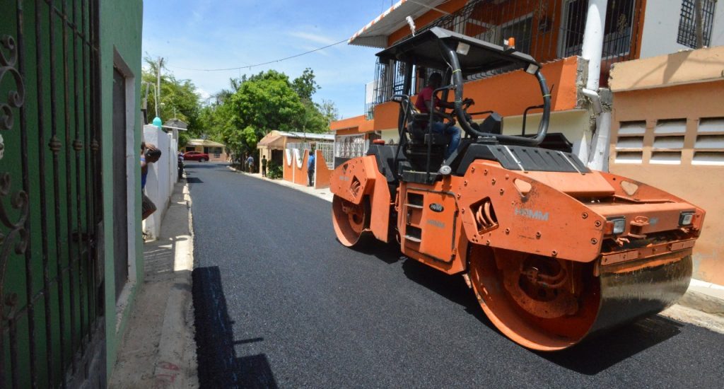 MOPC informa realiza asfaltado de calles en Gran Santo Domingo y varias provincias