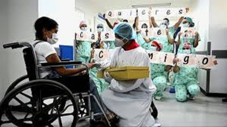 VIDEO Paciente recuperada de covid-19 acepta casarse tras dar a luz en estado de coma