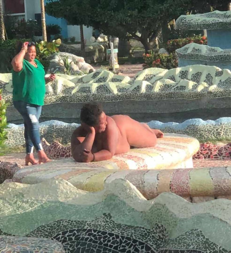 Mujer posa desnuda en parque de San Juan de la Maguana - Las Calientes del  Sur