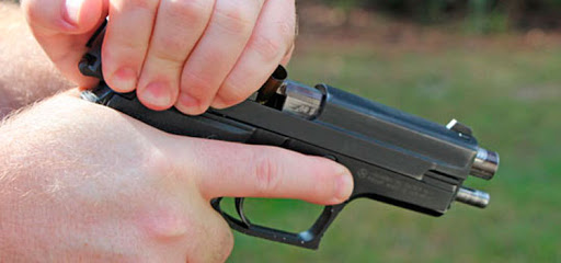 Acusan mujer de 60 años de robarse una pistola