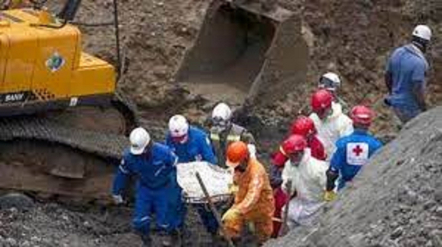 Al menos 15 mineros atrapados por derrumbe en una mina de oro en ...