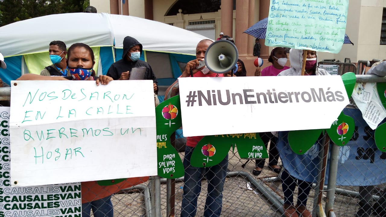 Desalojados de La Mina de San Isidro siguen protestando para exigir solución