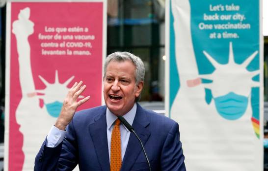 Nueva York dará becas universitarias para que se vacunen contra el COVID-19