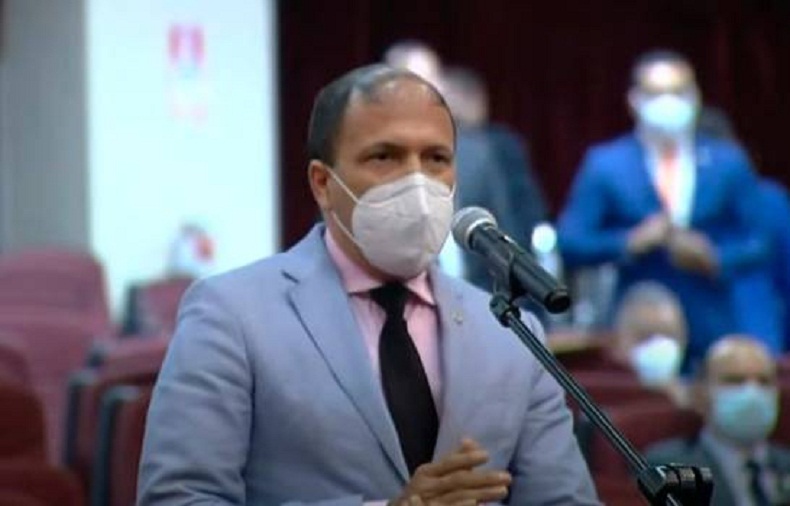 Un diputado sorprende en medio de la sesión ordinaria y revela resultó positivo al COVID-19