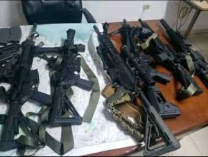 Armas que supuestamente se utilizaron para matar al presidente de Haití, Jovenel Moise.
