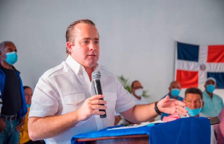 José Paliza juramenta alcalde del PLD del municipio de Arenoso