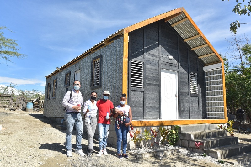 Tres familias de Azua y San Juan reciben viviendas construidas con material  reciclado – Las Calientes del Sur