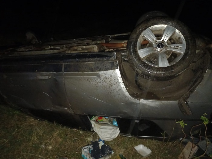 Carro se vuelca en San Juan