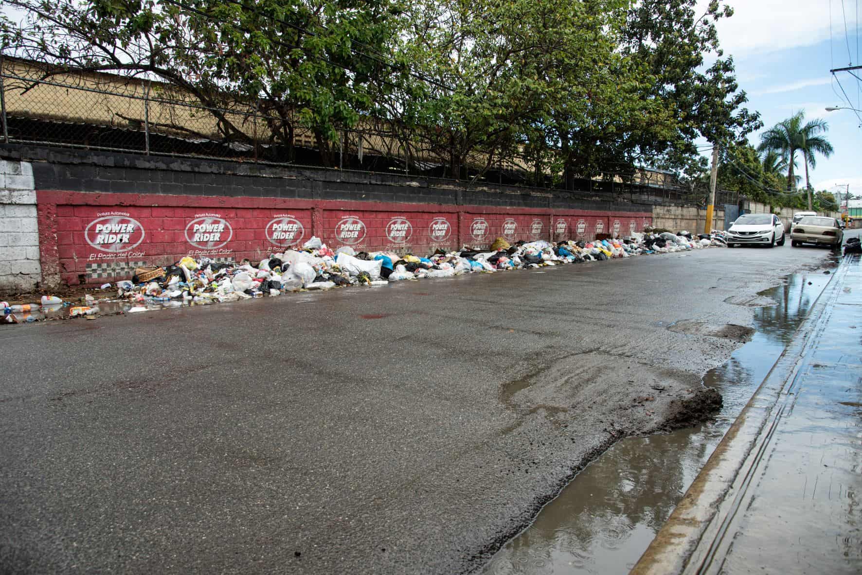 La basura sigue presente en zonas de Santo Domingo Este - Las Calientes ...