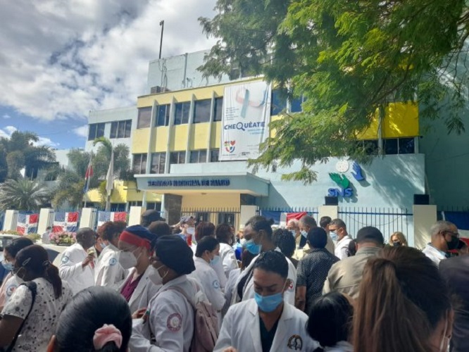 Galenos del hospital San Lorenzo dan plazo hasta el mediodía para pago atrasado de su salario