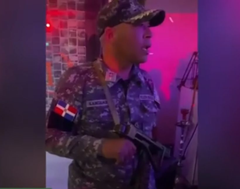 POLICIA MANIPULO ARMA