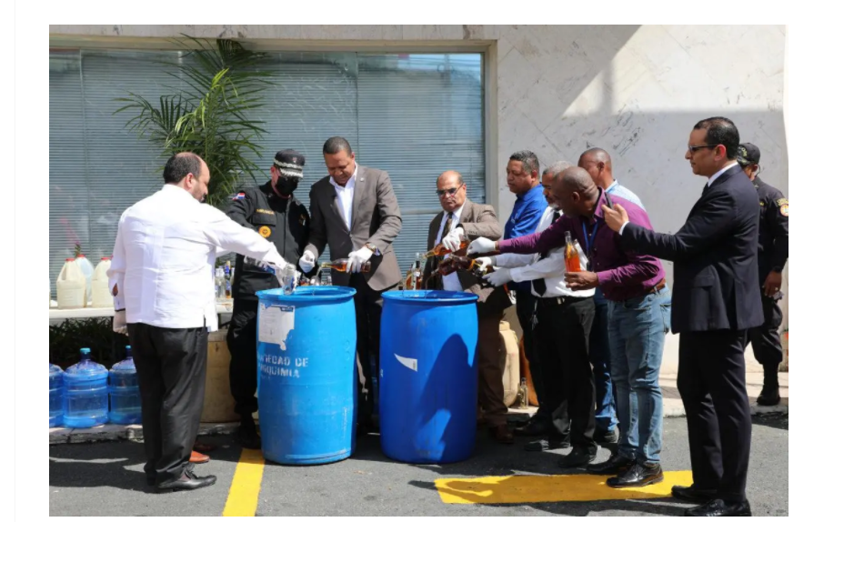Pro Consumidor y CECCOM vierten bebidas adulteradas incautadas en operativos