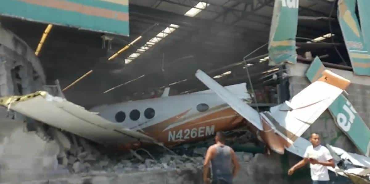 Una avioneta se estrella contra supermercado en México y deja dos muertos