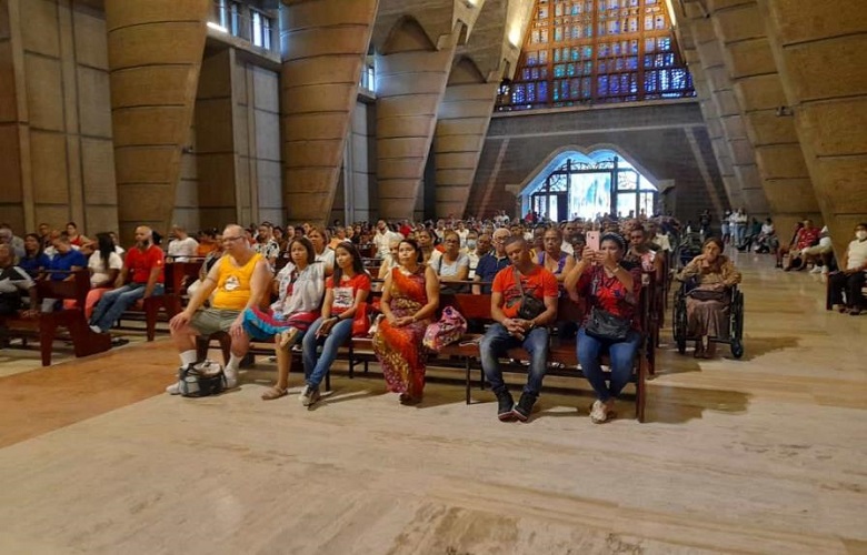 Peregrinos duermen en inmediaciones de la Basílica en Higüey para