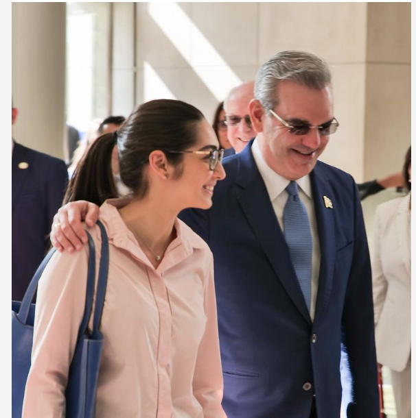 Presidente Luis Abinader saca tiempo de su agenda para ver a su hija en ...