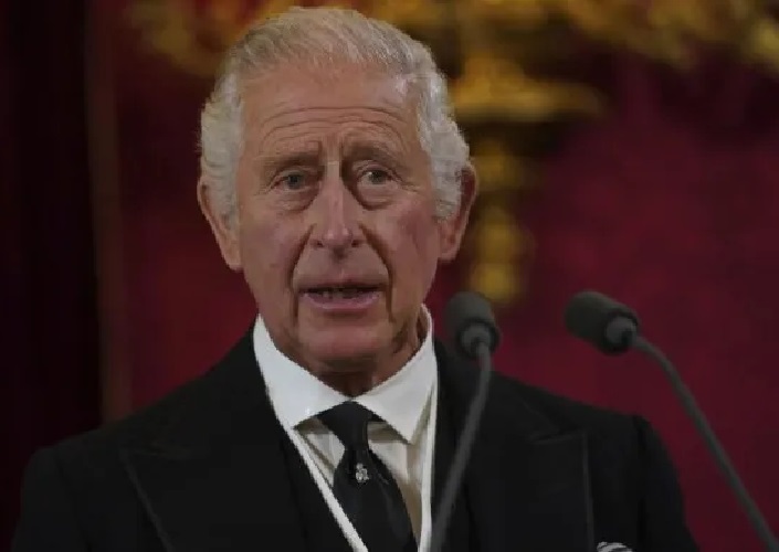 Carlos III promete en el Parlamento respetar los principios constitucionales