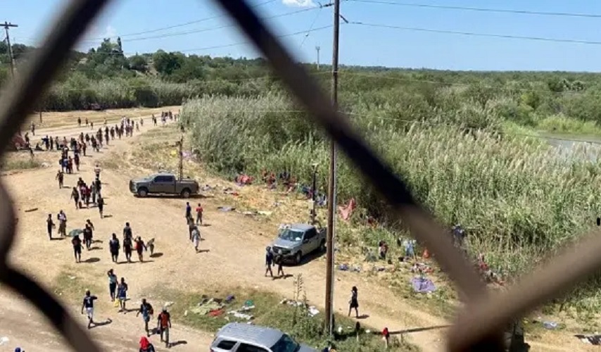 Estados Unidos desmantela red que transportaba a migrantes en maletas