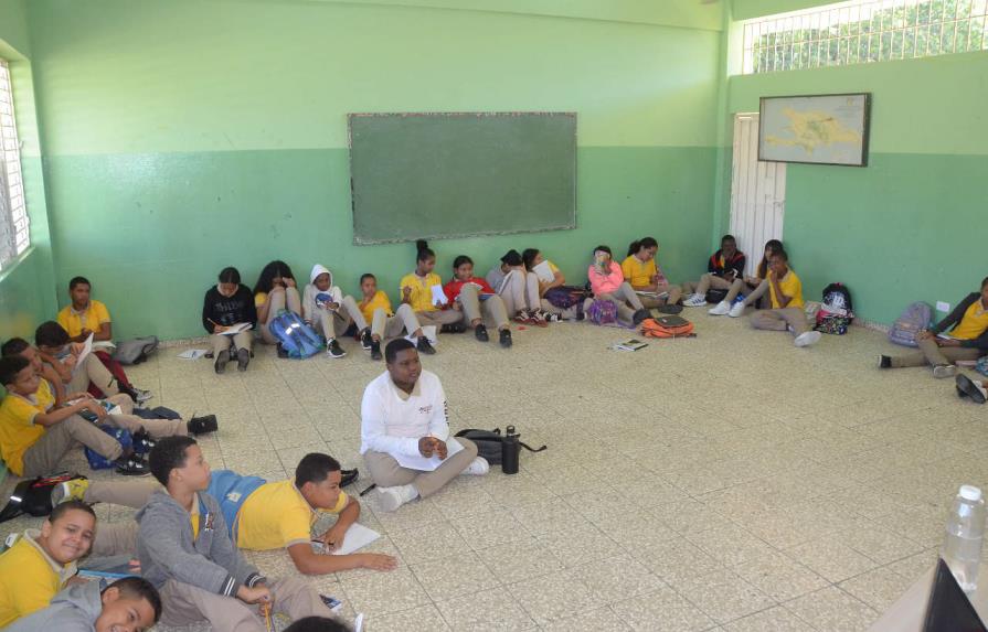 Estudiantes reciben docencia en el piso por falta de butacas en escuela ...