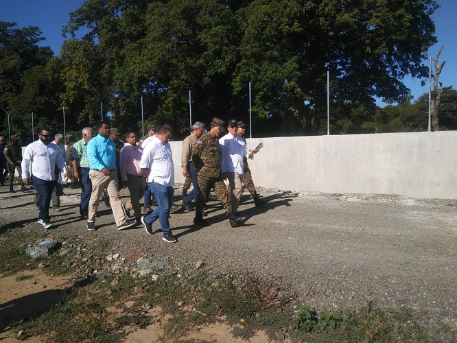 Ministro de Defensa Díaz Morfa supervisa avances de construcción de verja fronteriza