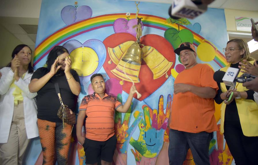 Niño de 9 años suena las campañas en hospital de Santiago para celebrar que superó el cáncer