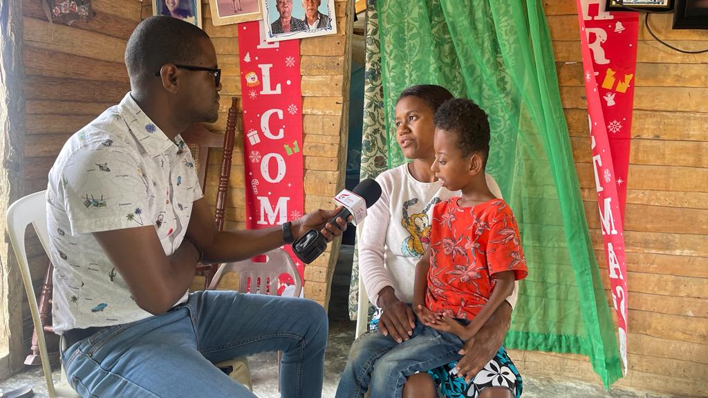 Mujer pide ayuda para niño con extraña enfermedad Por: Las Calientes Del Sur.