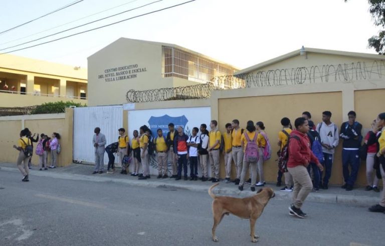 Padres impiden reinicio de docencia en protesta por grietas y ...