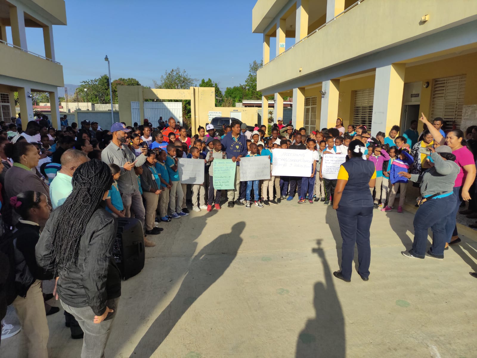 Suspenden docencia en escuela de SJM por falta de maestros y otras ...