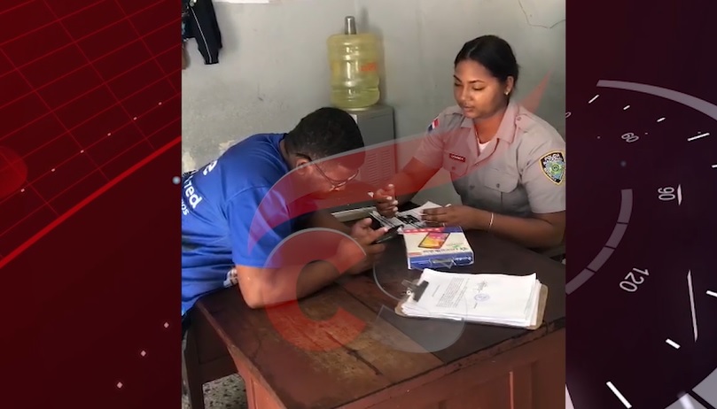 Mire cómo agente policial le recibe querella a sordo mudo