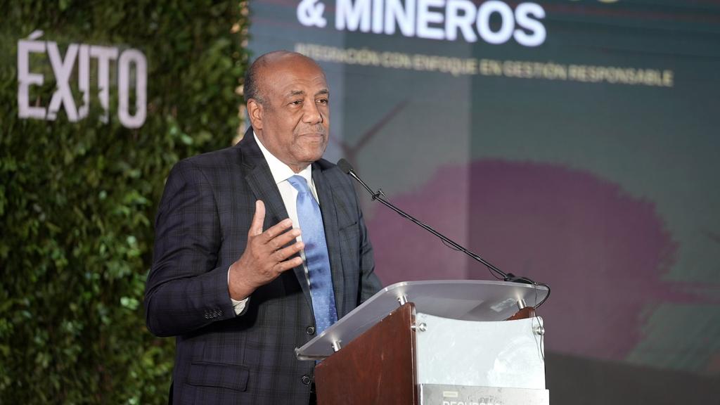Ministro Almonte afirma energías renovables marchan a ritmo acelerado