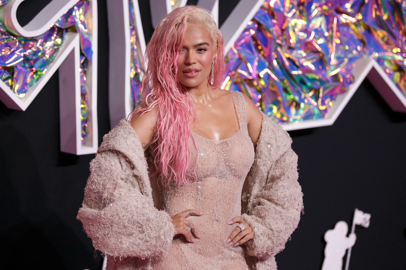 Karol G derrocha sensualidad en la alfombra rosa de los MTV Music