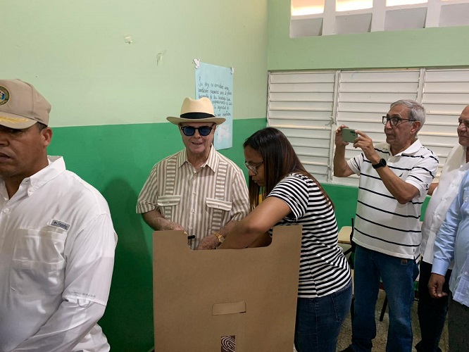 Hipólito Mejía ya ejerció su derecho al voto en elecciones primarias del PRM