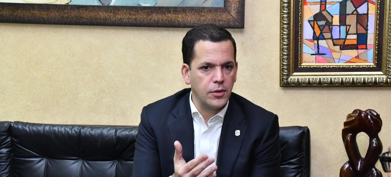 Hugo Beras revela placas en el 2024 tendrán microchip y marbete digital