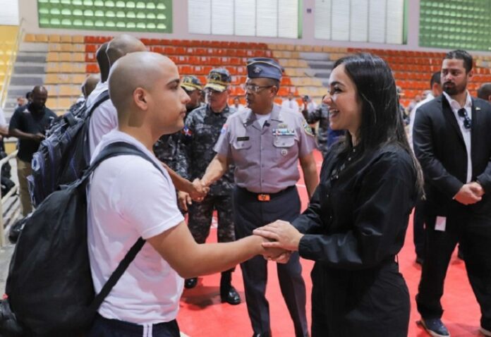 Ministra Raful y general Guzmán Peralta reciben 775 nuevos aspirantes a rasos de la PN