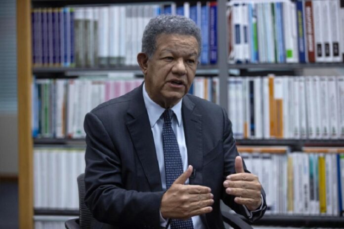 Leonel acusa de incoherente al Gobierno; denuncia van más de 400 mil visas a haitianos