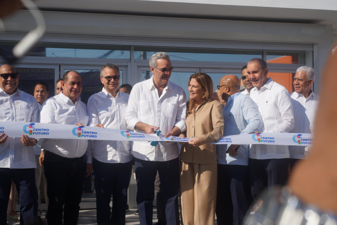 Abinader y Carolina Mejía inauguran centro para capacitación técnica gratuita en Cristo Rey