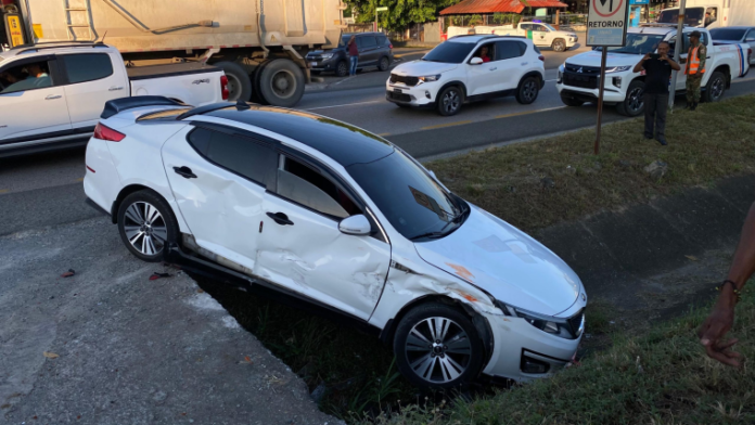 Seis vehículos resultan afectados en accidente múltiple en la autopista Duarte