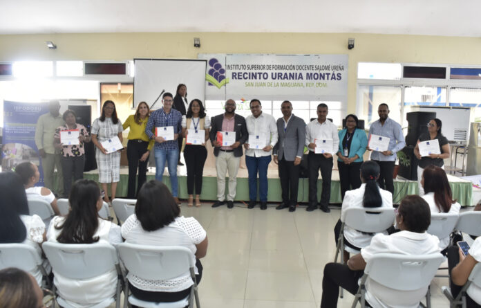 2.- Entrega de certificados a docentes que culminaron la formación impartida por el ISFODOSU