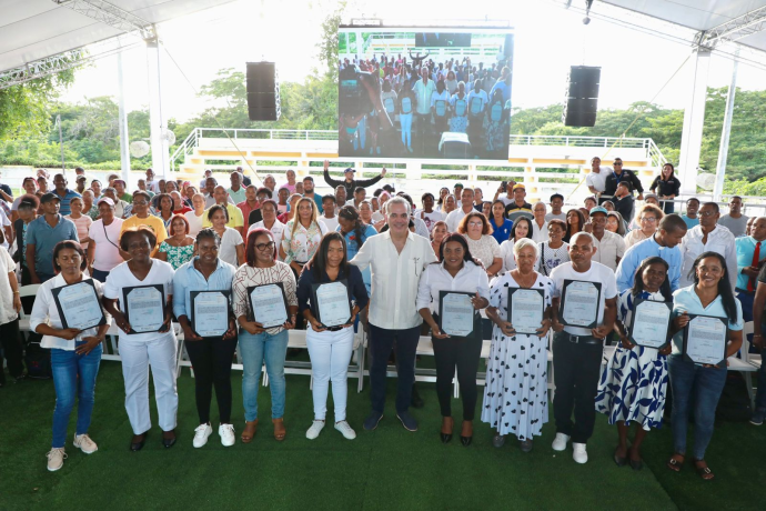 Abinader entrega 394 títulos de propiedad en Ramón Santana para cerrar brecha de desigualdad