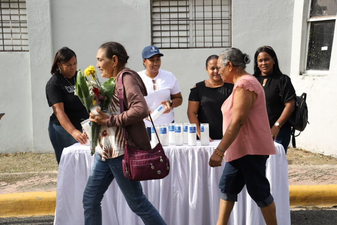 Alcaldía SDN regala velones y flores a visitantes a cementerios por Día de los Fieles Difuntos