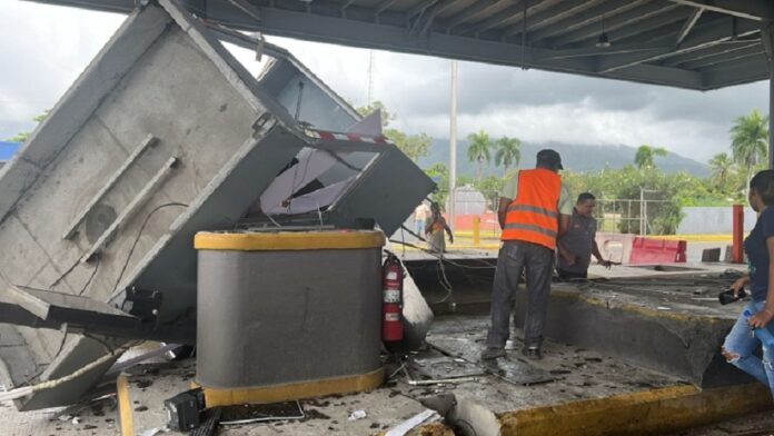 Empleada de peaje resulta herida tras camionero impactar caseta en circunvalación Santiago