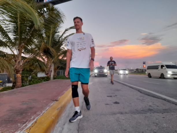 Inglés camina desde SD a Punta Cana para apoyar educación de niños de comunidades de Bávaro