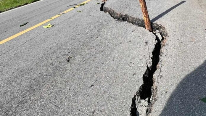 Obras Públicas evalúa las causas de grietas en la carretera Punta Balendrita, en Samaná