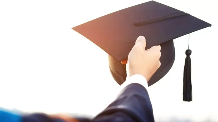 Recién graduados reconocen dificultad para hallar trabajo
